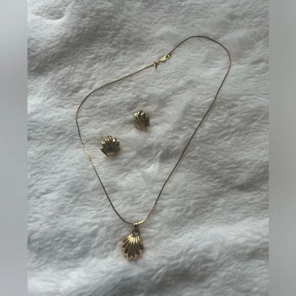 Vintage Monet Clam Gold plate Set necklace and Earrings Clip Ons - Picture 2 of 6